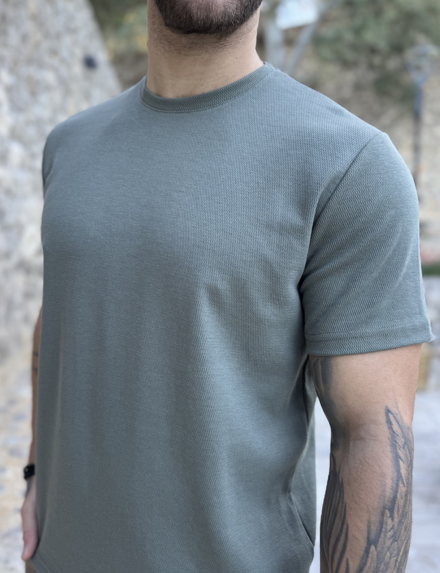 Ανδρική χακί κοντομάνικη μπλούζα με ανάγλυφο ύφασμα R260336X φωτογραφία